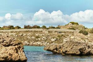 tirar o fôlego natural paisagens e beira-mar do puglia, Itália. foto