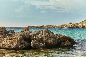 tirar o fôlego natural paisagens e beira-mar do puglia, Itália. foto