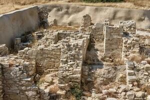 ruínas do santuário do Apollo hilatos localizado às a de praia do Mediterrâneo mar. perto a antigo grego Cidade do cúrion. Limassol, episcópio, Chipre. foto