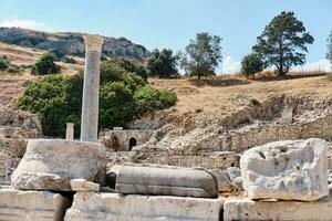 ruínas do santuário do Apollo hilatos localizado às a de praia do Mediterrâneo mar. perto a antigo grego Cidade do cúrion. Limassol, episcópio, Chipre. foto