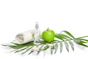 natural spa beleza tratamento limpeza produtos com maçã em branco fundo. foto