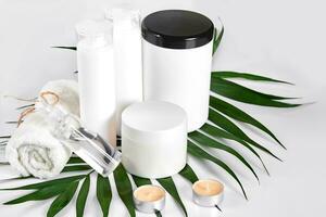 conjunto do Cosmético produtos dentro branco containers em luz fundo. foto