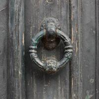 maçaneta velha em porta de madeira verde foto