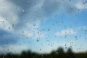 gotas de água em vidro transparente depois da chuva foto