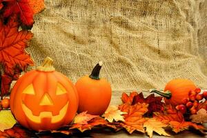 alegre outono decoração festivo abóbora jack-o'-lantern com outono folhas foto