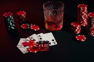 cartões do pôquer jogador. em a mesa estão salgadinhos e uma vidro do coquetel com uísque. combinação do cartões - real rubor foto
