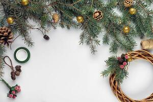 criativo Natal faça você mesmo. mulher fazer feito à mão natal guirlanda. casa lazer, ferramentas, bugigangas e detalhes para feriado decorações em branco mesa fundo. topo Visão foto