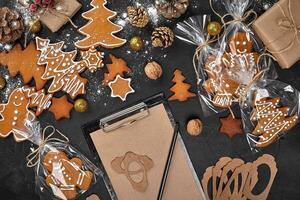 Natal fundo com Pão de gengibre biscoitos e construir folhas do papel. cópia de espaço. foto