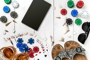 postar blog social meios de comunicação pôquer. bandeira modelo disposição brincar para conectados casino. de madeira branco mesa, topo Visão em ambiente de trabalho. foto
