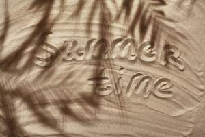 verão conceito com uma sombra do uma tropical Palma árvore folhas, copyspace em uma branco de praia areia. foto