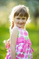 garota feliz em vestido colorido de verão