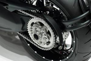 detalhe de uma corrente e engrenagem traseira de motocicleta