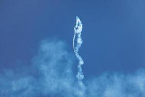 pequeno avião voando alto em um céu claro foto