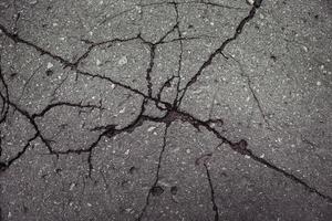 asfalto com rachaduras foto