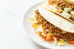 tacos mexicanos com frango picado foto