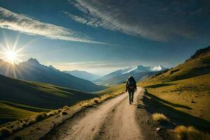 uma pessoa caminhando baixa uma sujeira estrada dentro a montanhas. gerado por IA foto