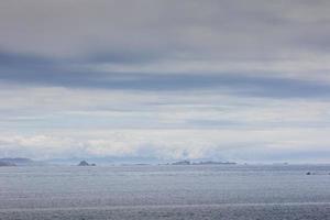dia nublado no oceano atlântico, tranquilidade, reflexão foto