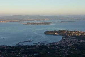 vista geral da ria de arosa na galiza, espanha foto