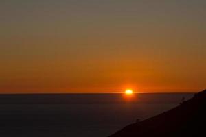 pôr do sol sobre o oceano atlântico, galícia, espanha foto