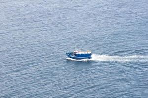 barco de pesca no mar foto