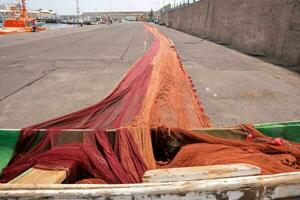 uma barco com uma vermelho internet em a lado do a estrada foto