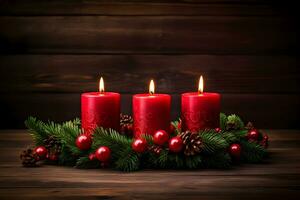 três vermelho queimando velas para alemão advento temporada. Natal guirlanda decoração em Sombrio de madeira fundo. foto