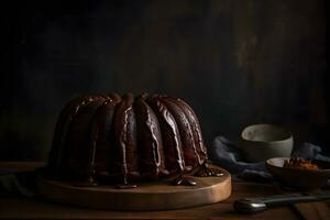 delicioso chocolate bundt bolo coberto sobremesa com ganache Esmalte em Sombrio fundo com cópia de espaço. ai gerado. foto