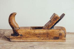 ferramenta de mão para marcenaria velha em uma bancada de madeira de fundo plano