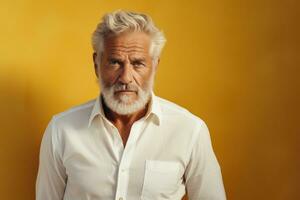 retrato do a velho homem com cinzento cabelo dentro uma branco camisa generativo ai foto