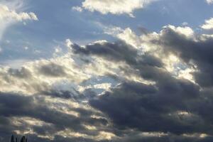 imagem do Sombrio nuvens dentro a céu foto