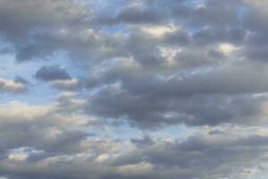 imagem do Sombrio nuvens dentro a céu foto
