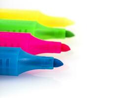 multicolorido ponta de feltro canetas isolado em uma branco fundo. colorida marcadores canetas. foto