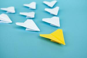 topo Visão do amarelo papel avião origami conduzindo de outros branco papel aviões foto