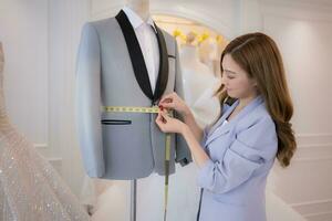 ásia moda designers faço certo a do noivo equipamento é absolutamente preciso e pronto para a noiva e noivo para experimentar sobre. foto