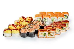 conjunto do popular japonês Sushi rolos para amigáveis festa foto