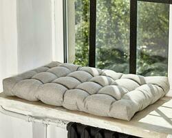 suave escandinavo estilo cinzento almofada deitado em peitoril da janela foto