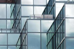 reflexo do vidro do edifício moderno foto