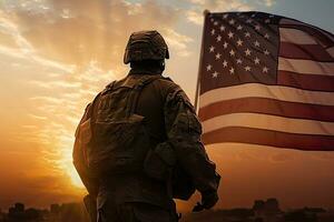 Unidos estados do América bandeira e soldado dentro a pôr do sol. conceito do Unidos estados do América, traseiro Visão do soldado e nos bandeira em nascer do sol fundo, ai gerado foto