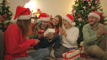 alegre Natal e feliz feriados alegre família a comemorar Natal às lar. foto