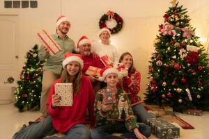 alegre Natal e feliz feriados alegre família a comemorar Natal às lar. foto