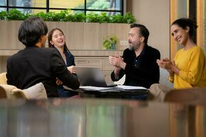 grupo do o negócio pessoas discutindo o negócio plano às encontro mesa dentro escritório. foto