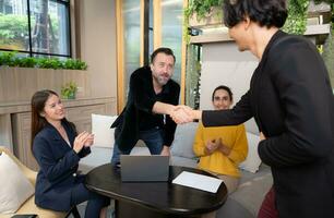 homem de negocios e empresária discutindo uma projeto dentro a encontro quarto do co-trabalho espaço foto