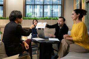 homem de negocios e empresária discutindo uma projeto dentro a encontro quarto do co-trabalho espaço foto