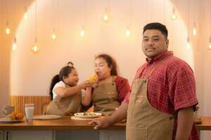 uma tamanho grande família com uma pai vestindo uma protético perna, comer juntos depois de cozinhando e filha bebidas leite para saúde dentro a jantar quarto do a casa foto