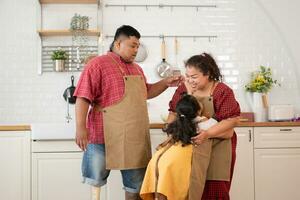 uma tamanho grande família com uma pai vestindo uma protético perna, comer juntos depois de cozinhando e filha bebidas leite para saúde dentro a jantar quarto do a casa foto