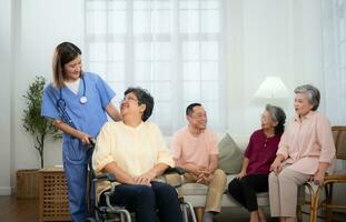 grupo do idosos e ásia Senior fêmea paciente e enfermeira dentro enfermagem lar, idosos pessoas dentro enfermagem casa conceito foto