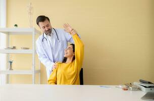 a médico é examinando a pacientes braço e superior braço área para avaliar tratamento. médico e cuidados de saúde conceito foto