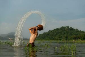 pescadores usando tradicional pescaria equipamento depois de pegando peixe, limpar \ limpo acima e jogar dentro a água. foto