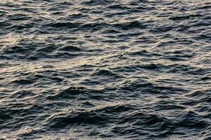 a oceano é Sombrio com pequeno ondas foto
