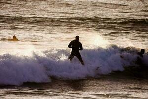 uma surfista equitação uma onda dentro a oceano foto